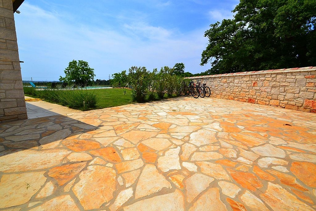 Garden, pool & Adriatic views